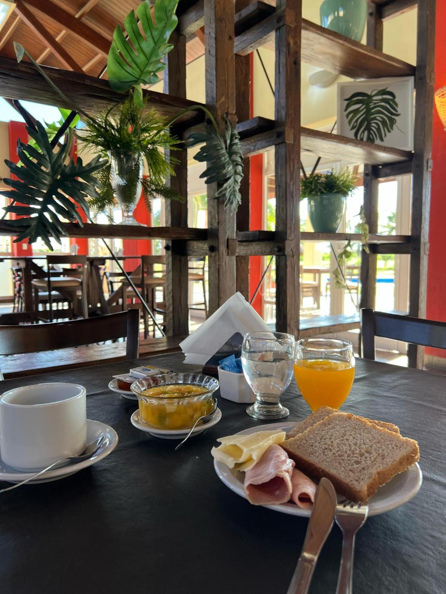 Howard Johnson Inn Rosario de la Frontera Buitenkant foto