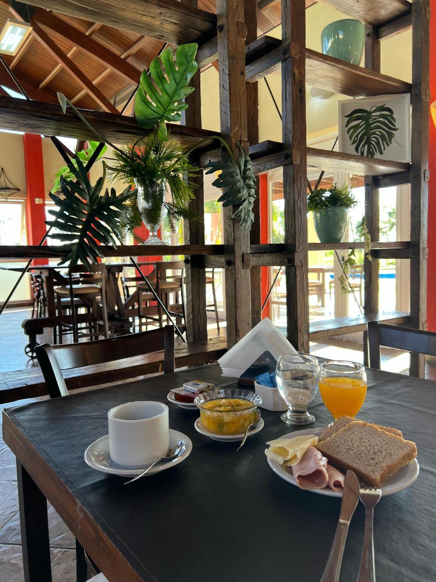 Howard Johnson Inn Rosario de la Frontera Buitenkant foto