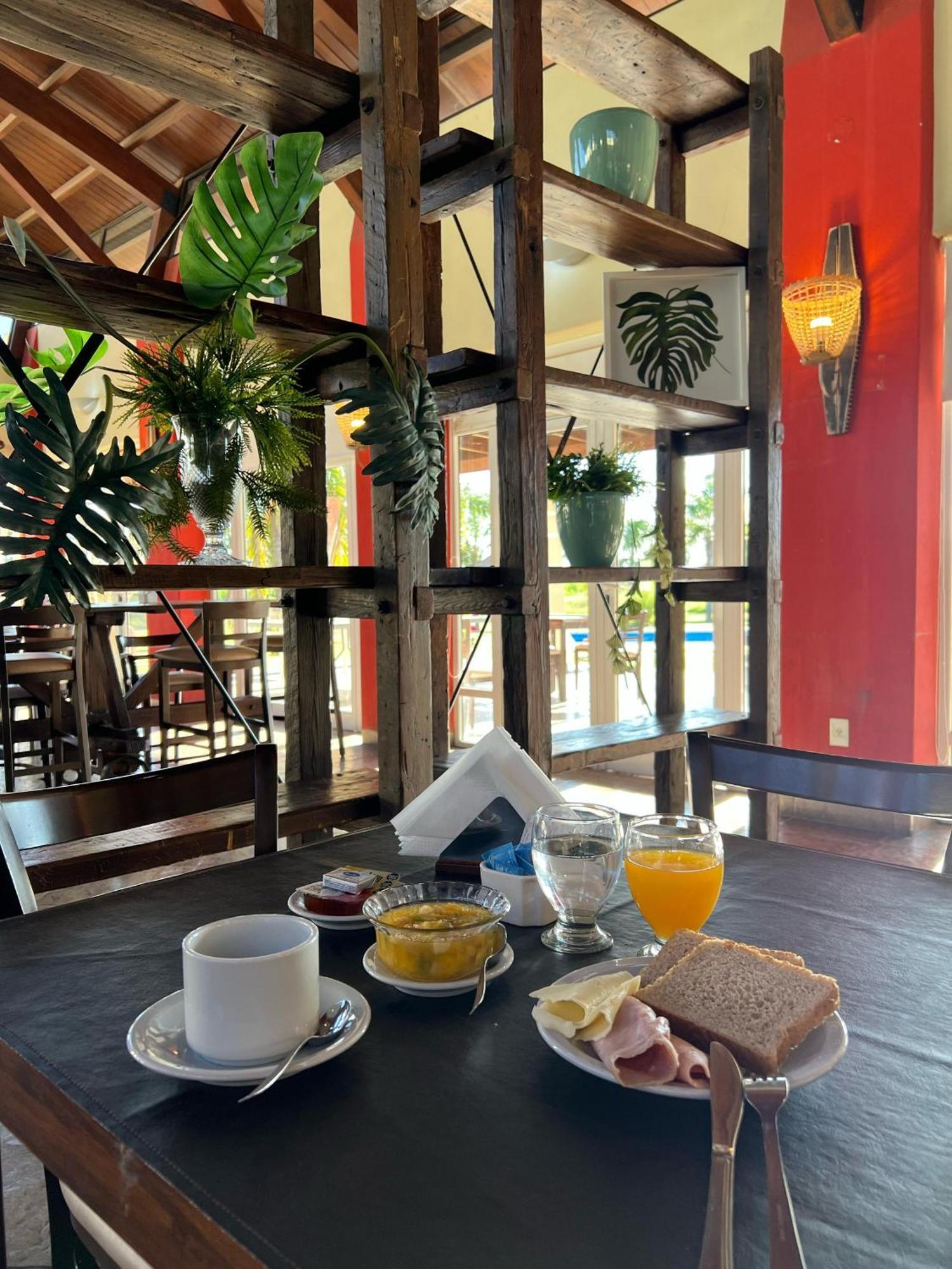 Howard Johnson Inn Rosario de la Frontera Buitenkant foto